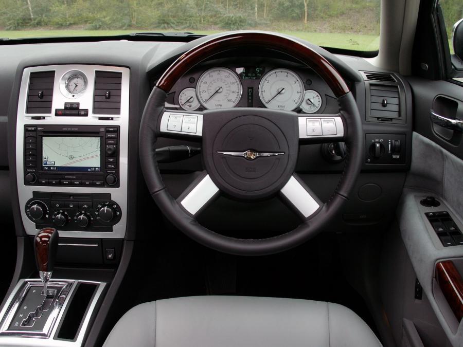  Chrysler 300C Touring 2006 года  (UK) (фото 26 из 30)